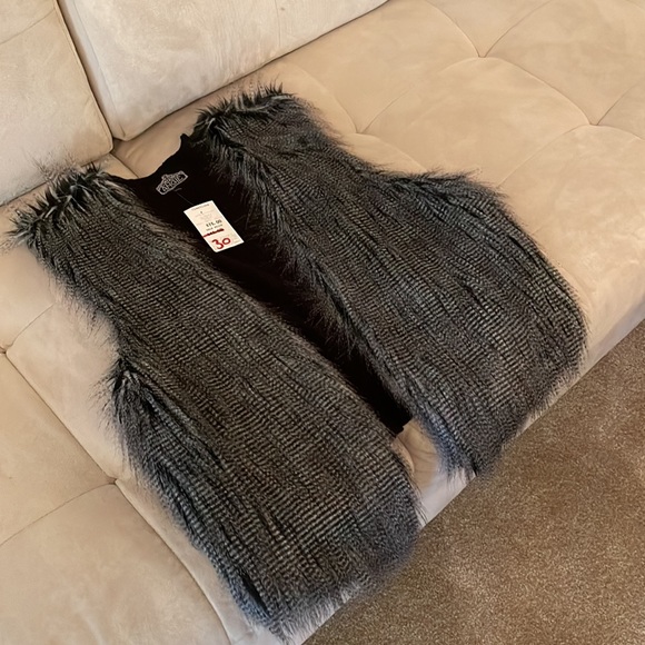 NWT faux fur vest - Picture 3 of 7